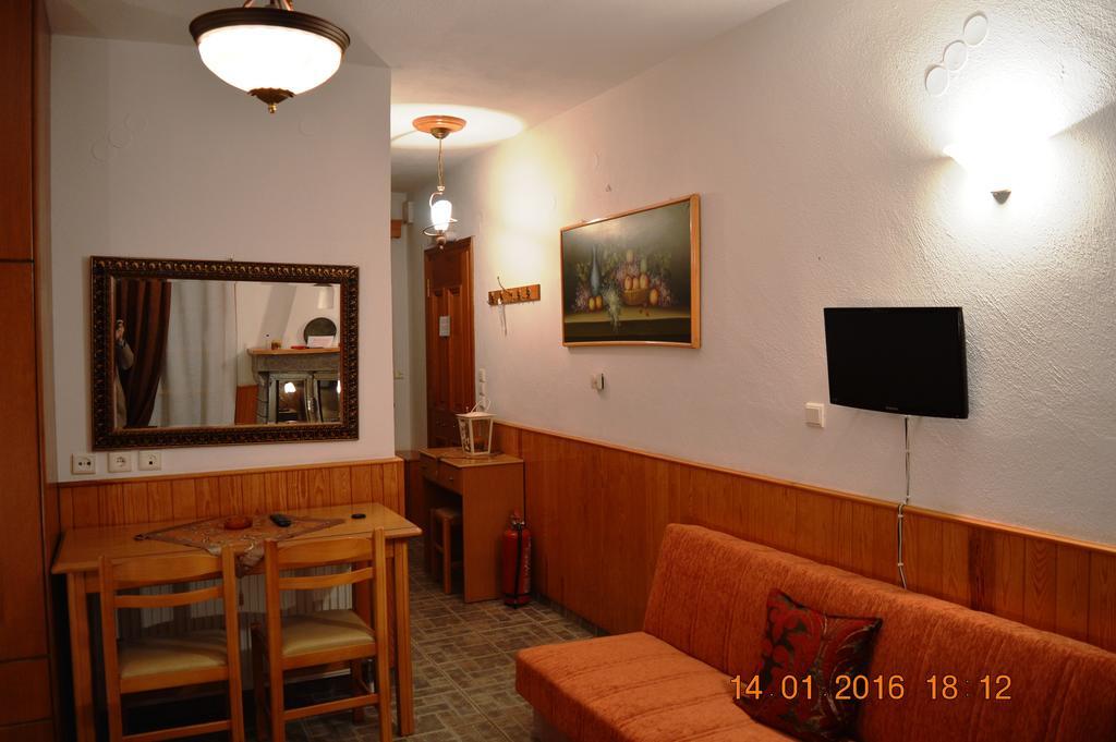 La Petri With Fireplace & View Metsovo